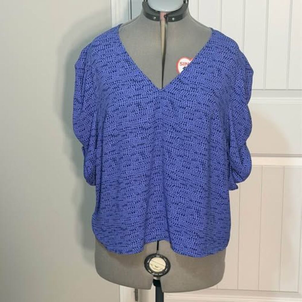 Blue Dotted V-Neck Blouse with Ruched Sleeves Ava & Viv 1X Top 23” p‑p, 25” leng